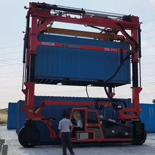 80T Straddle Carrier Truck مركبة ثقيلة لميناء / ساحات رفع حاويات