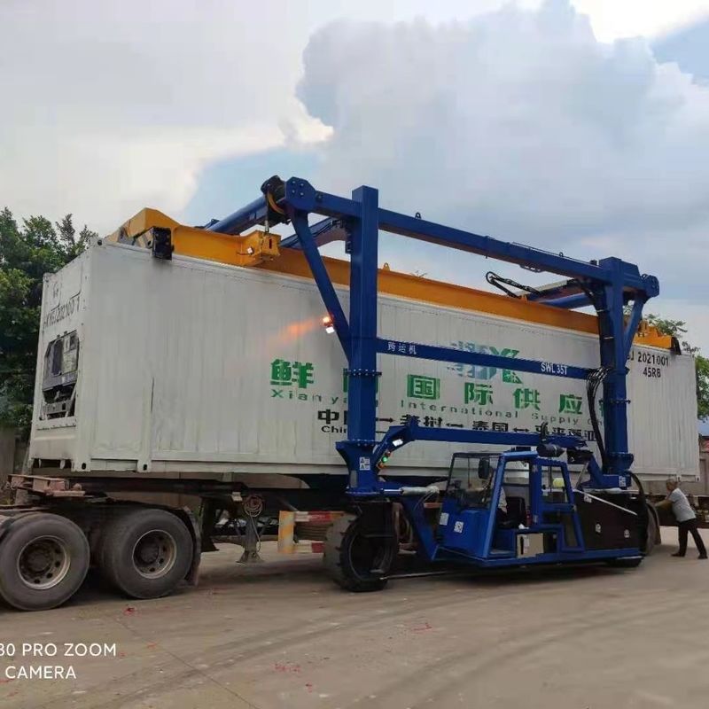 رافعة صناعية مخصصة Straddle Carrier Crane 7km / h لمصانع المدخل المنخفض
