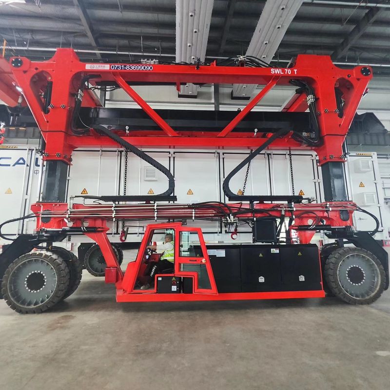 80T Electric Straddle Carrier Truck 7km / h 3km / h للتعامل مع الأحمال الثقيلة